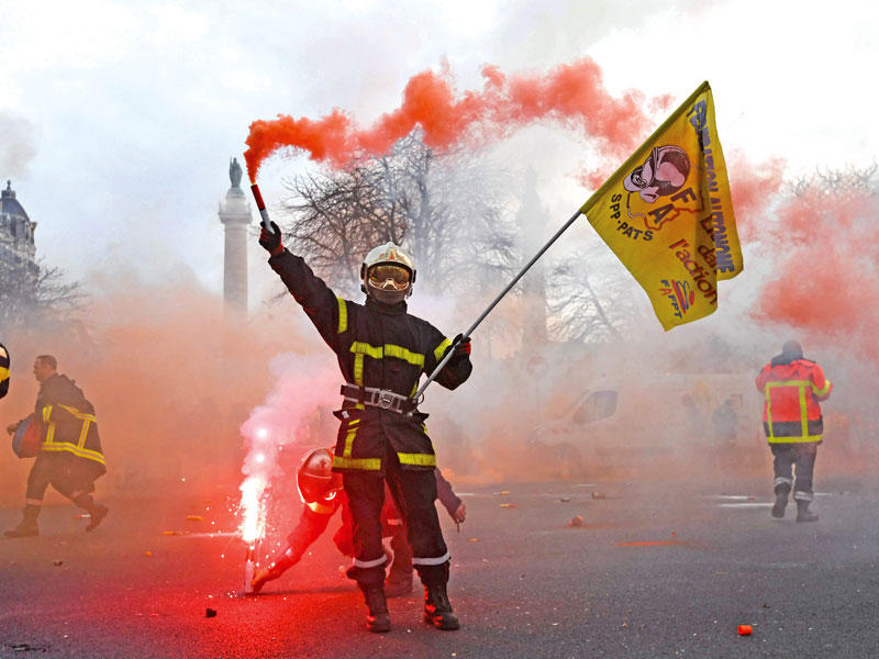 جانب من تظاهرة «مطلبية» لرجال الإطفاء في ساحة «بلاس دو لا نسايون» بباريس أمس (أ ف ب)