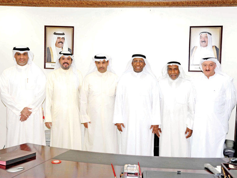 لقطة للجنة المؤقتة لاتحاد السلة يتوسطها فليطح