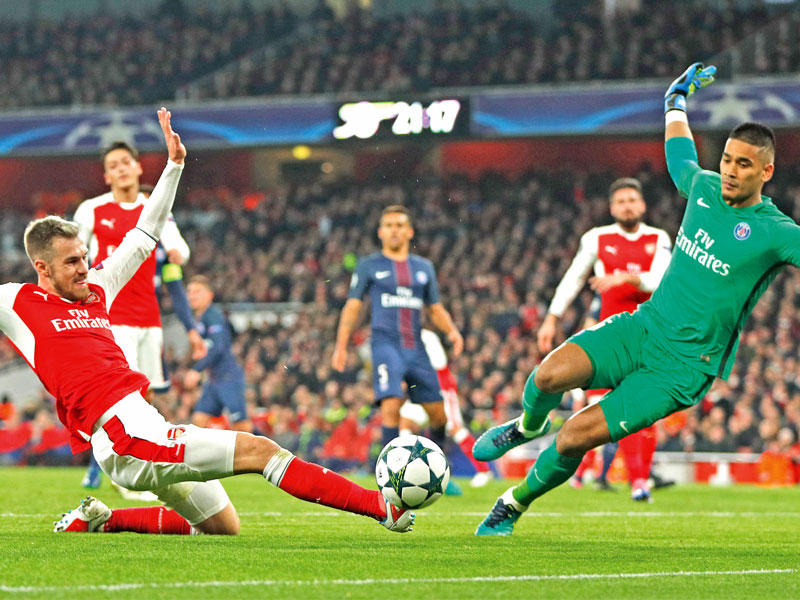 جانب من مباراة أرسنال وباريس سان جرمان