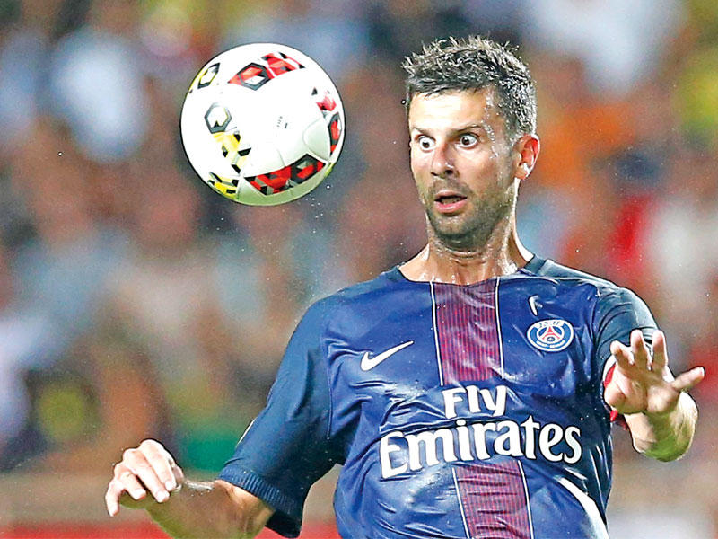 لاعب الوسط الإيطالي البرازيلي تياغو موتا