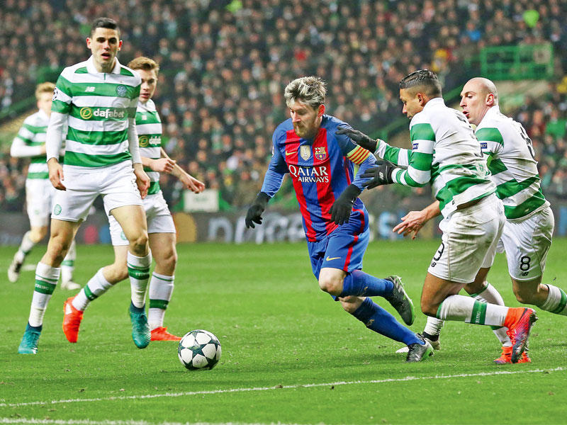 ميسي نجم البرشا يحاول مراوغة عدد من لاعبي سيلتيك