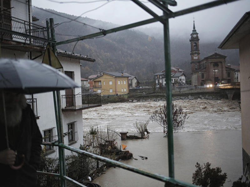 جانب من الفيضانات التي غمرت شوارع المدينة
