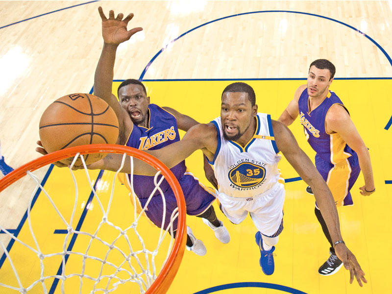 جانب من مباراة غولدن ستايت ولوس أنجلس ليكرز