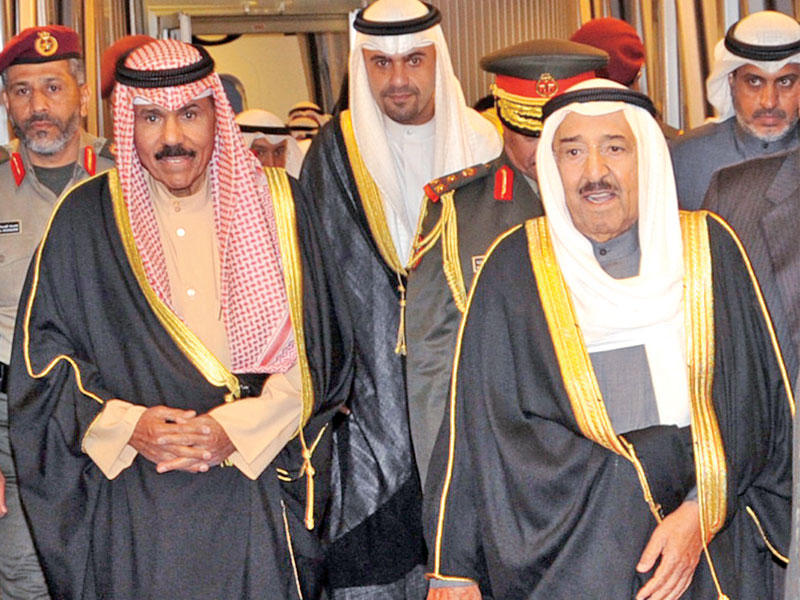 الأمير لدى عودته أمس الأول وفي استقباله ولي العهد