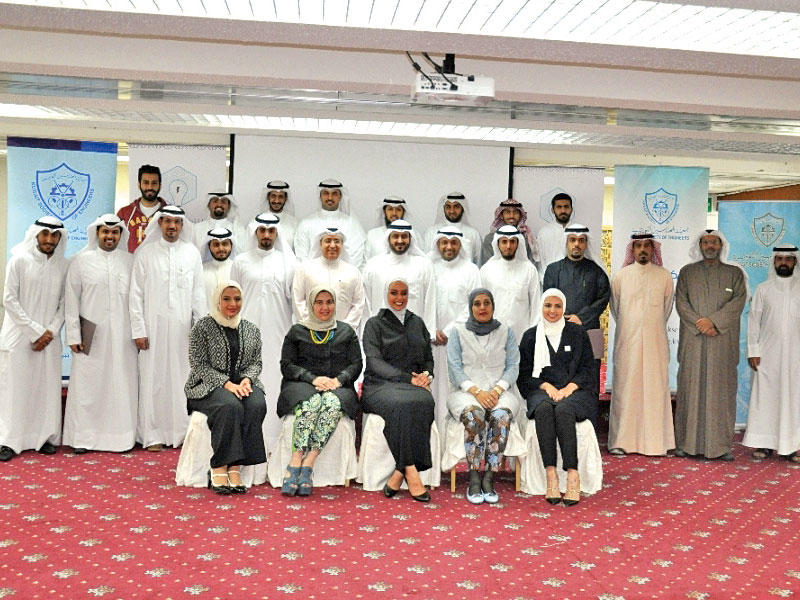 بوشهري والمحيلبي مع المشاركين في المبادرة