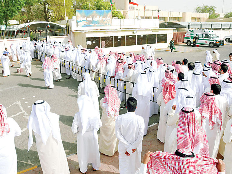 صورة أرشيفية لطابور من الناخبين أمام أحد مراكز الاقتراع