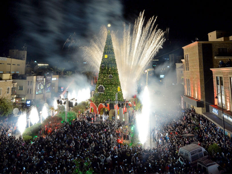 احتفال في مدينة جبيل الساحلية شمال بيروت لوضع شجرة كبيرة بمناسبة اقتراب عيد الميلاد مساء أمس الأول (إي بي أيه)n