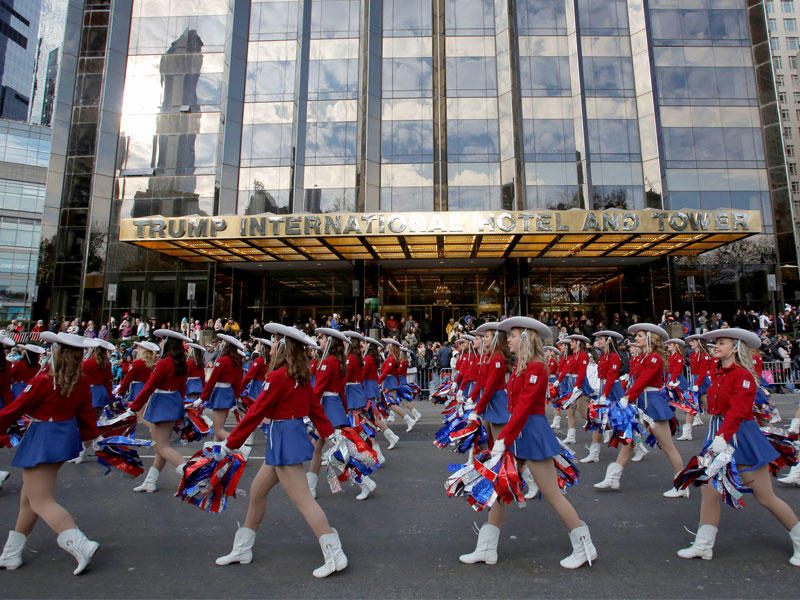 فرقة استعراضية تمر أمام ترامب تاور خلال عرض بمناسبة عيد الشكر في نيويورك أمس الأولt(رويترز)