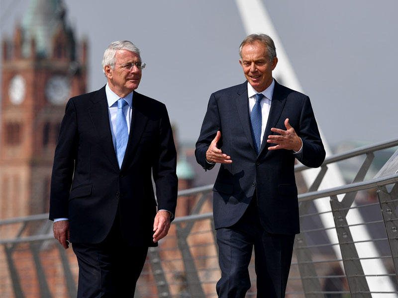 رئيس الوزراء البريطاني السابق جون ميجور و توني بلير