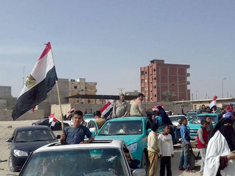 سكان حي الترابين في مدينة الشيخ زويد بسيناء يعودون إلى منازلهم أمس الأول بعد تخفيف الإجراءات الأمنية 