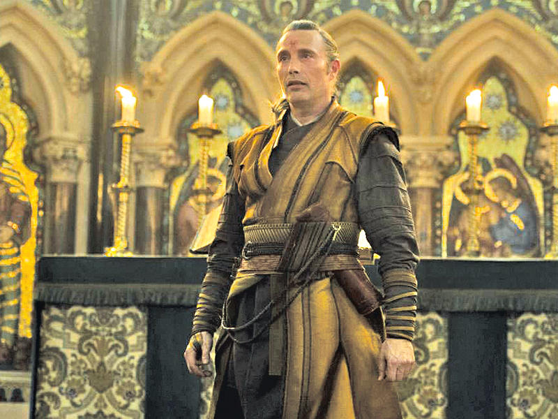 مادس ميكلسن في مشهد من الفيلم