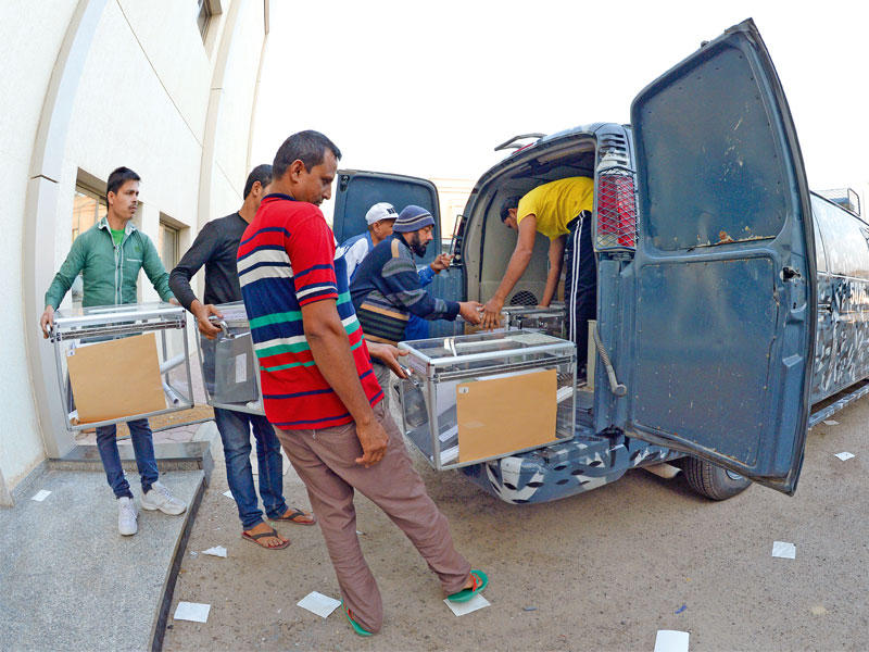 نقل صناديق الاقتراع من مقر إدارة الانتخابات إلى المقار الانتخابية بإشراف القوات الخاصة t(تصوير نوفل إبراهيم)