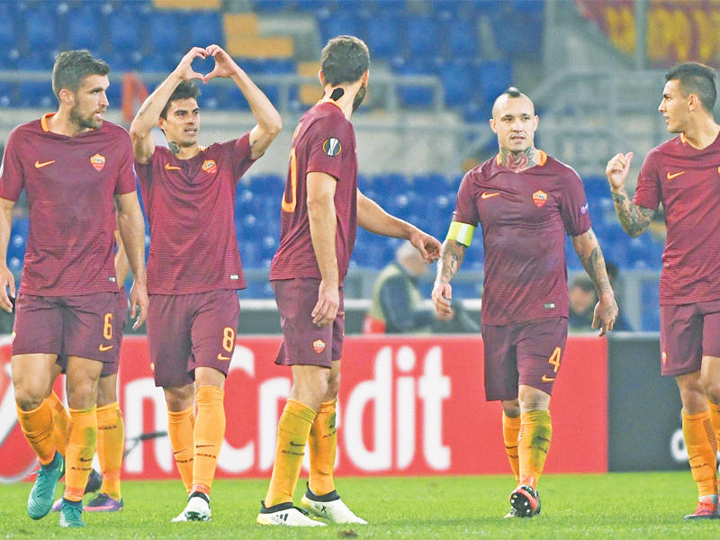 فرحة لاعبي روما بعد إحراز بيروتي هدفاً في مرمى فيكتوريا بلزن