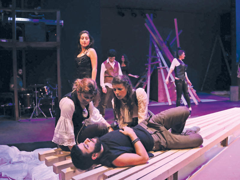 مشهد من المسرحية