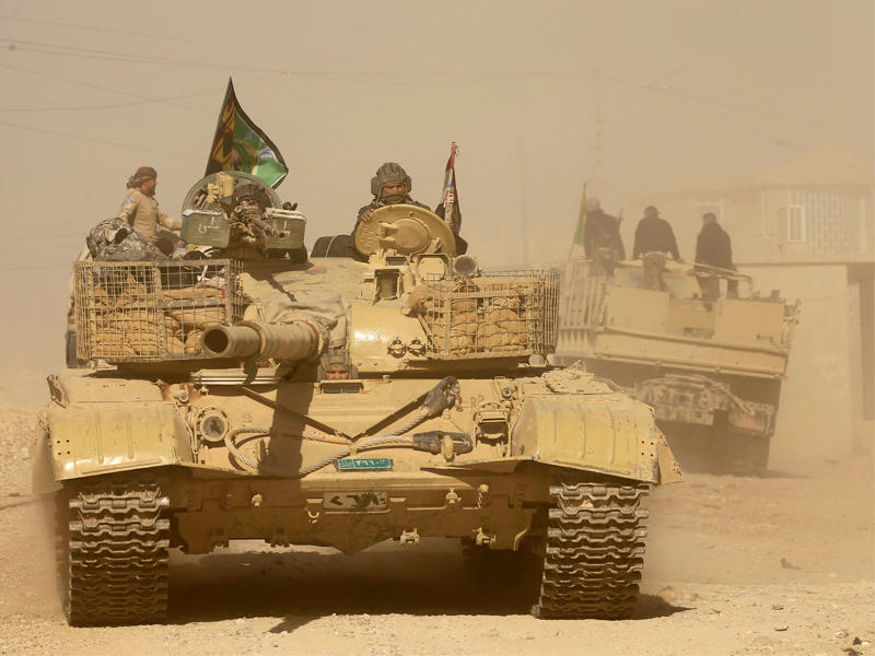 دبابات عراقية تتوغل في جنوب مدينة الموصل أمس (رويترز)