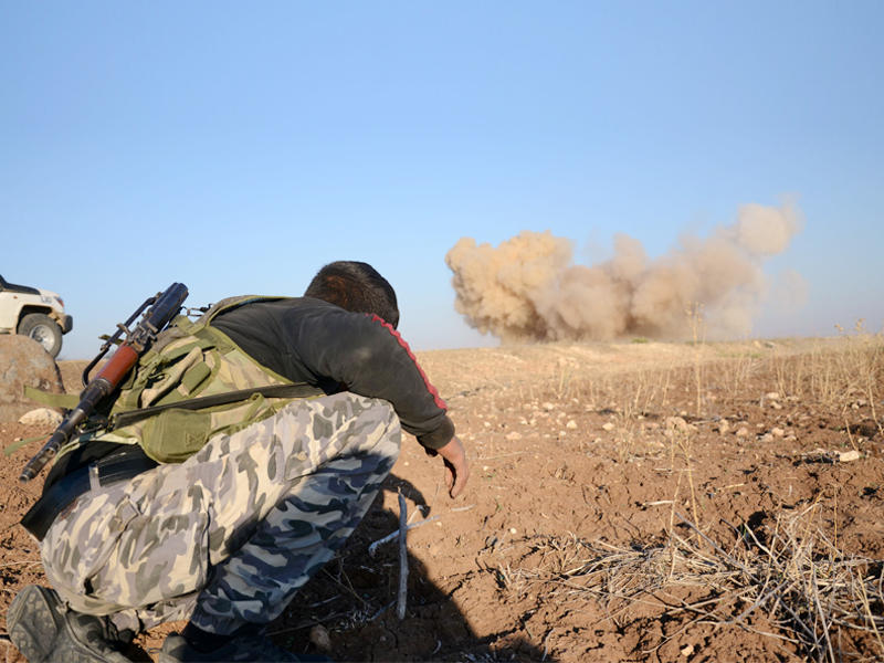 مقاتل معارض يتابع تفجير لغم أرضي زرعه «داعش» على مشارف دابق أمس الأول (أ ف ب)