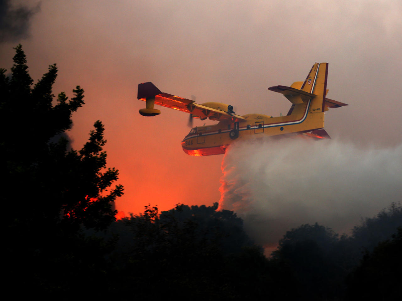 طائرة تركية تشارك في اخماد الحرائق