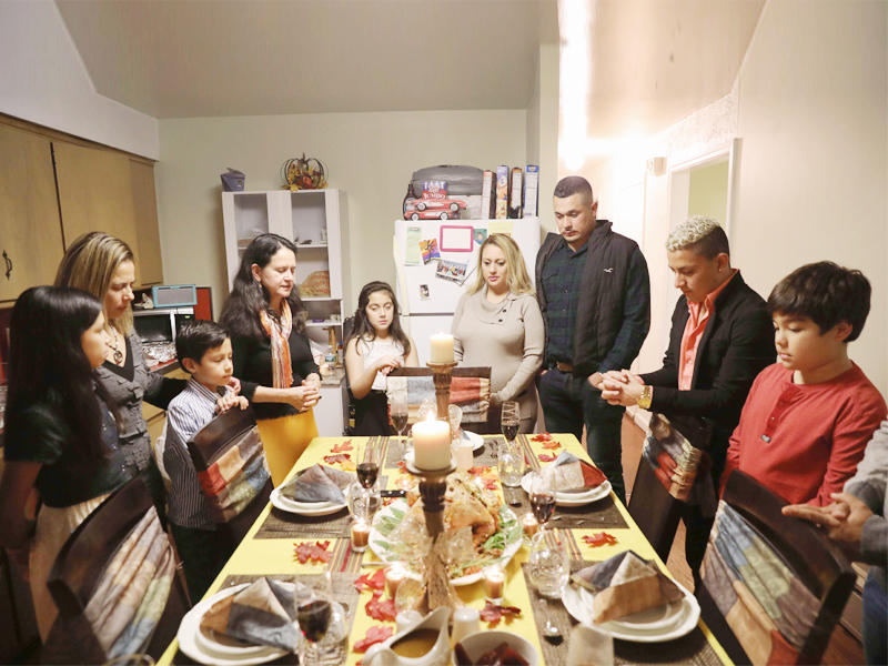 مهاجرون من أميركا الوسطى وعائلاتهم على عشاء بمناسبة عيد الشكر بولاية كونيتيكت الخميس ( ا ف ب)