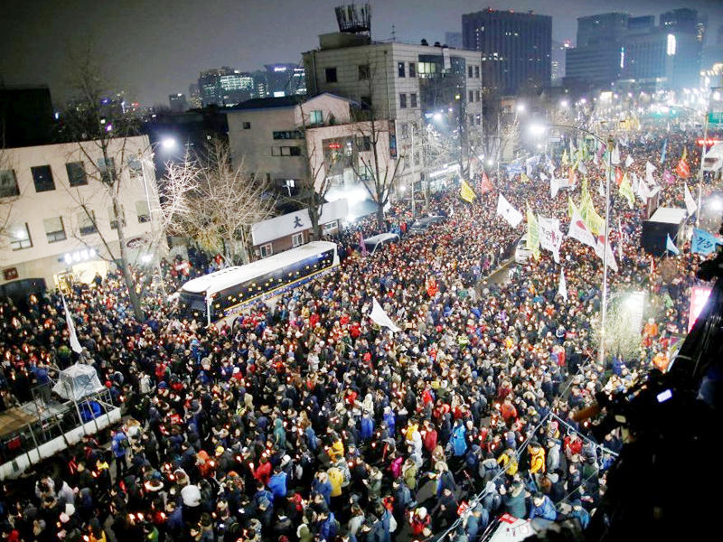 احتشد مئات الآلاف في وسط سيول