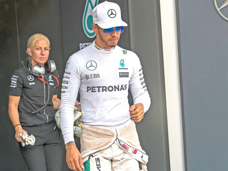  بطل العالم البريطاني لويس هاميلتون (مرسيدس)