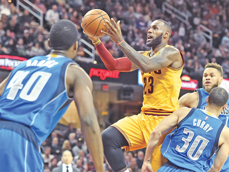 ليبرون جيمس يتألق خلال اللقاء