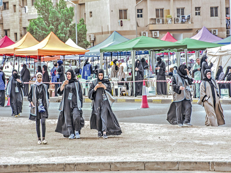 عضوات لجان المرشحين حضرن بقوة أمام قاعات الاقتراع