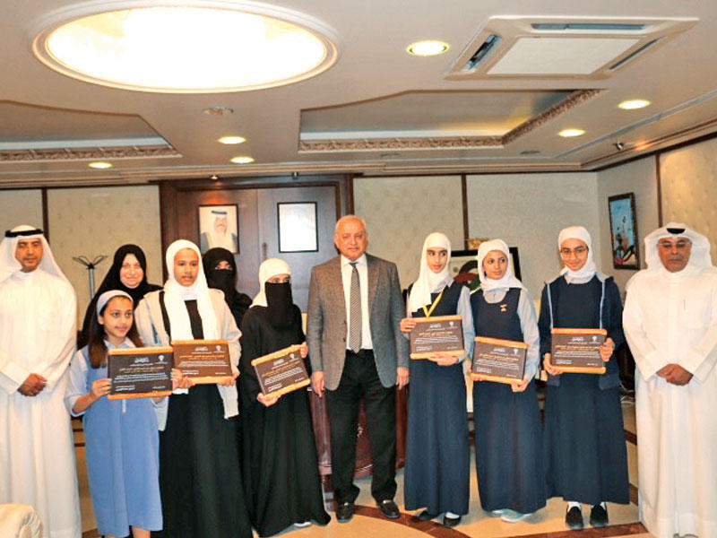 العيسى والأثري والمقصيد يتوسطون الطالبات الفائزات