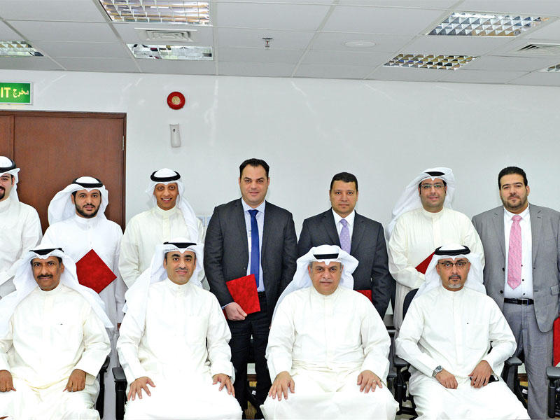 الماجد وعدد من قيادات البنك مع الخريجين