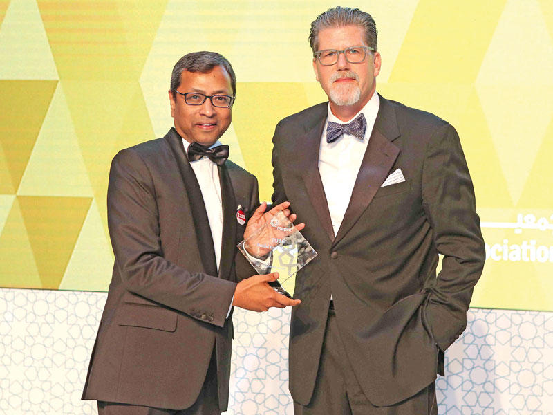 سونيل جون يتسلم الجائزة