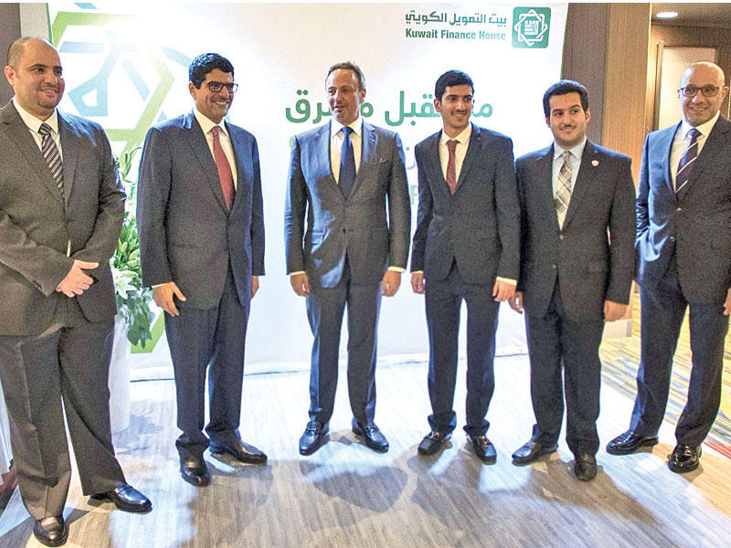  الرئيس التنفيذي لمجموعة بيت التمويل الكويتي (بيتك) مازن الناهض مع أعضاء السلك الدبلوماسى