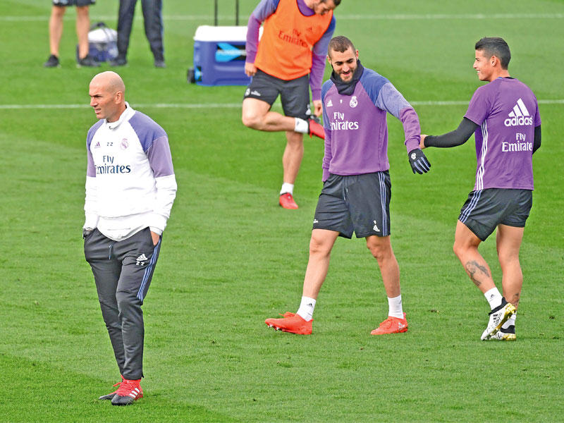 زيدان خلال تدريبات ريال مدريد