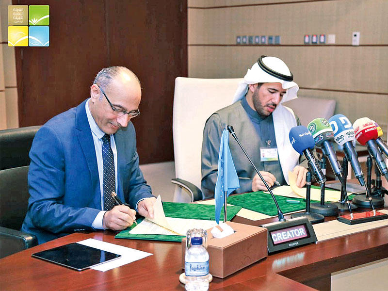 الأحمد وإياد ابو مغلي أثناء توقيع الاتفاقية