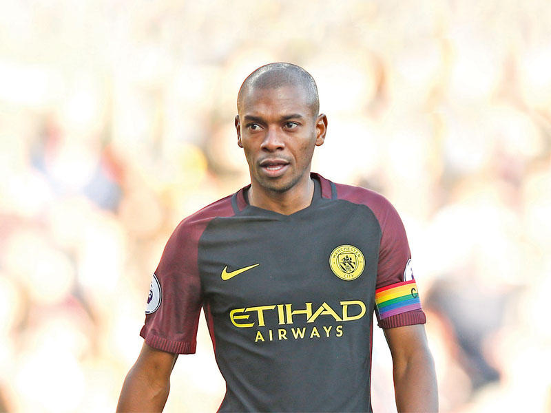  فيرناندينيو نجم فريق مانشستر سيتي