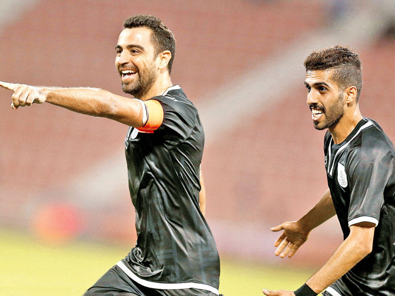 تشافي يحتفل مع حسن الهيدوس بعد تسجيله الهدف الثاني