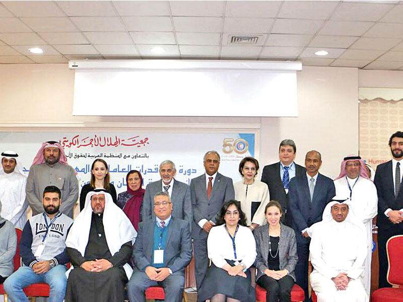 الساير متوسطاً مسؤولي «الهلال الاحمر» والمشاركين في الدورة