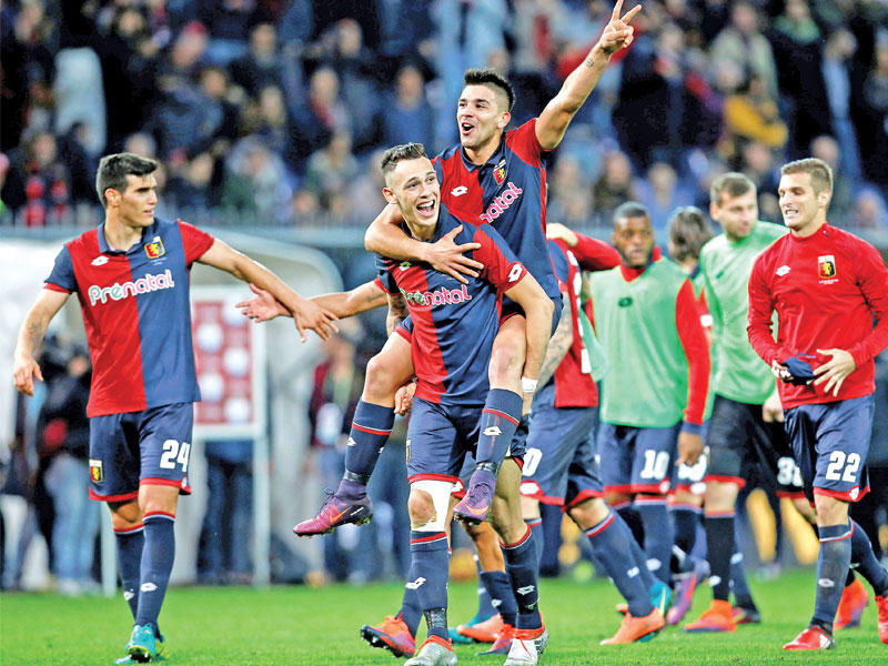 فرحة لاعبي جنوى بعد الفوز بالمباراة