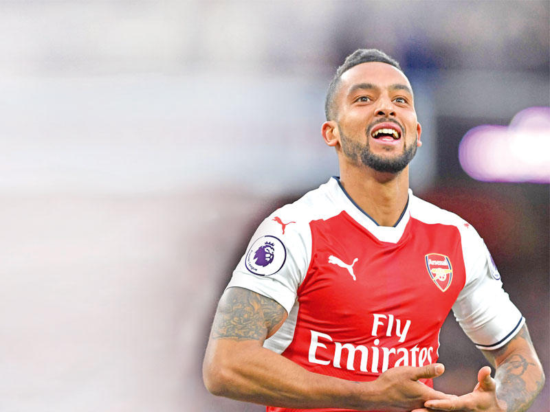 والكوت نجم ارسنال يحتفل بهدفه في مرمى بورنموث