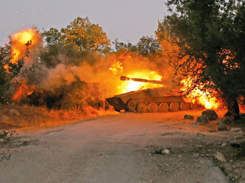 دبابة مع فصائل المعارضة تقصف باتجاه قوات النظام أمس الأول في محافظة القنيطرة   (رويترز)