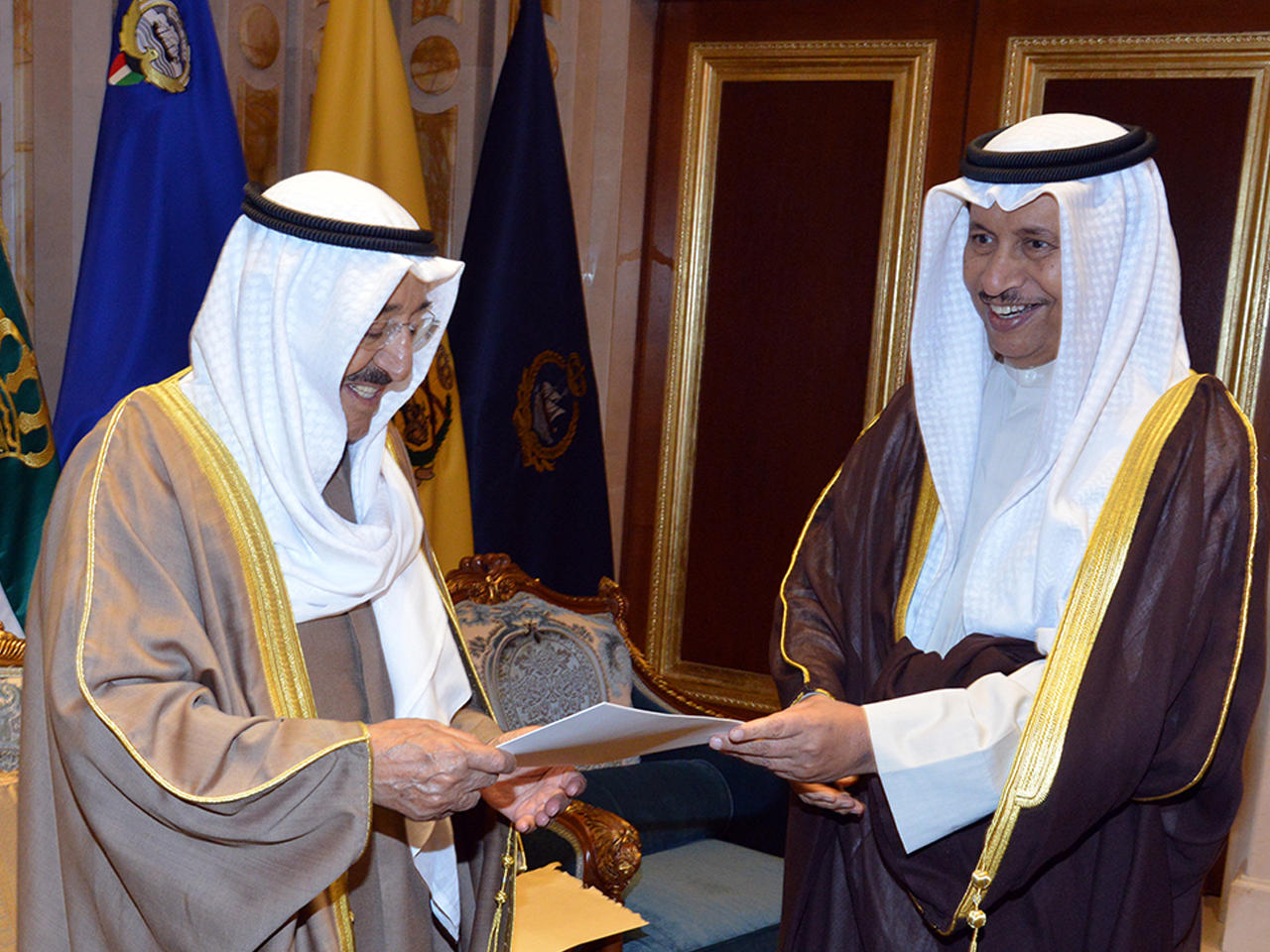  ولي العهد الشيخ نواف الأحمد يرفع الى مقام سموه كتاب استقالة الحكومة.