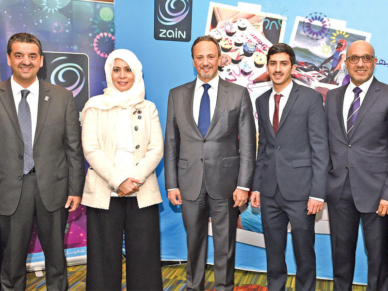 سالم الجابر وإيمان الروضان مع ممثلي «زين» واتحاد الطلبة 