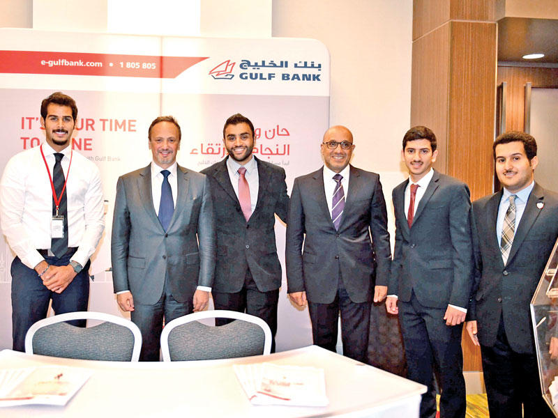 السفير الشيخ سالم الصباح في جناح «الخليج»