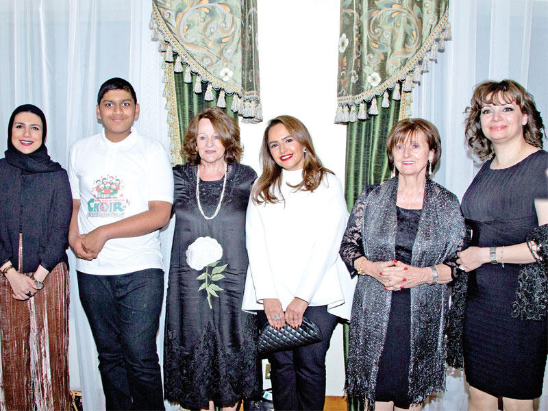 فريق «الأهلي» مع عضوات مبرة الأمل الخيرية