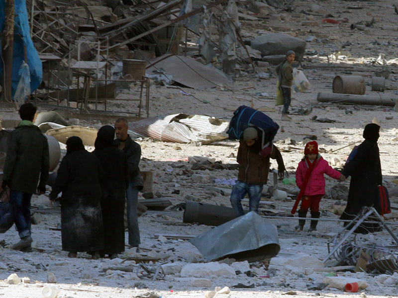 مدنيون فروا من بيوتهم للخروج من منطقة المعركة في احياء حلب الشرقية 