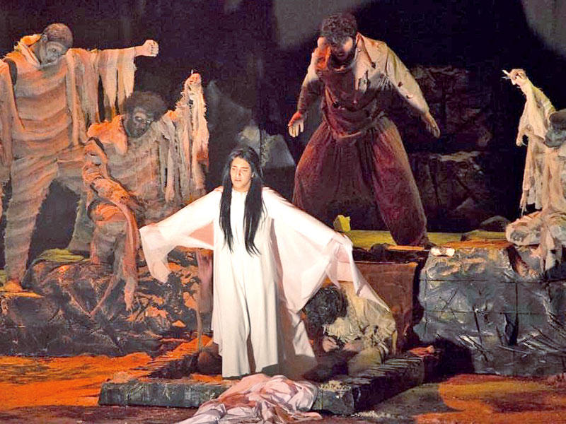 لقطة من عرض «تحت التراب» 