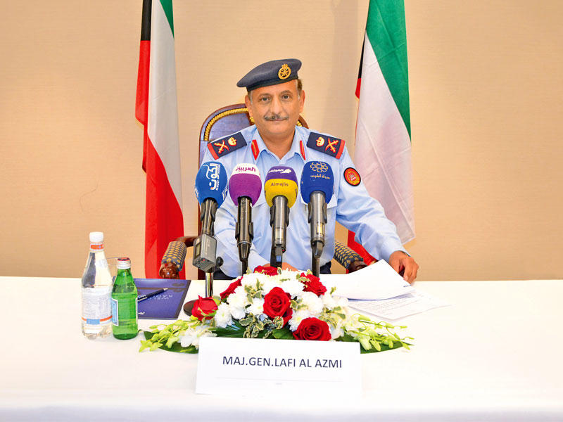  رئيس هيئة التسليح والتجهيز في الجيش اللواء لافي العازمي متحدثاً في المؤتمر الصحافي