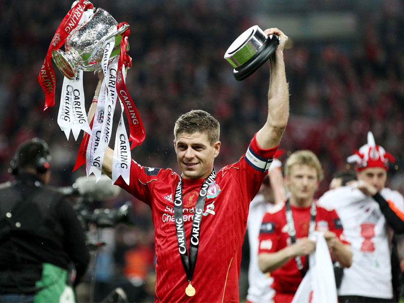 جيرارد بعد الفوز بكأس كارلينغ مع ليفربول عام 2012