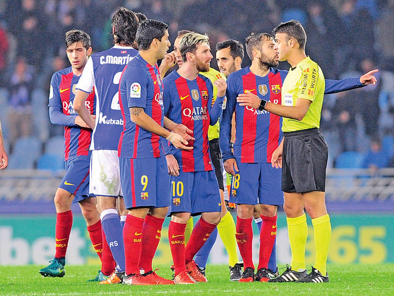 احتجاج لاعبي برشلونة على أحد قرارات الحكم في اللقاء