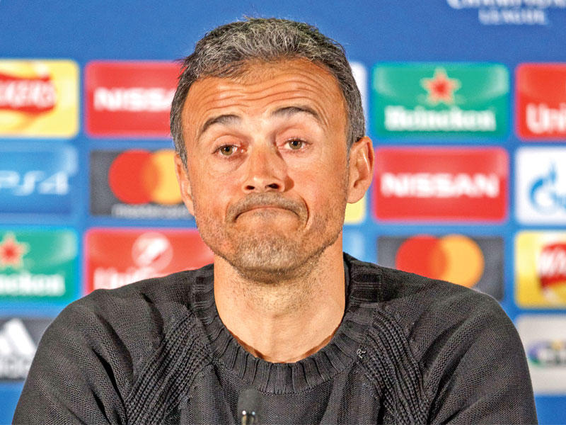 المدير الفني لبرشلونة الإسباني لويس إنريكي