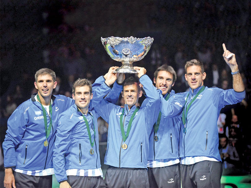 الفريق الأرجنتيني محتفلاً بالكأس