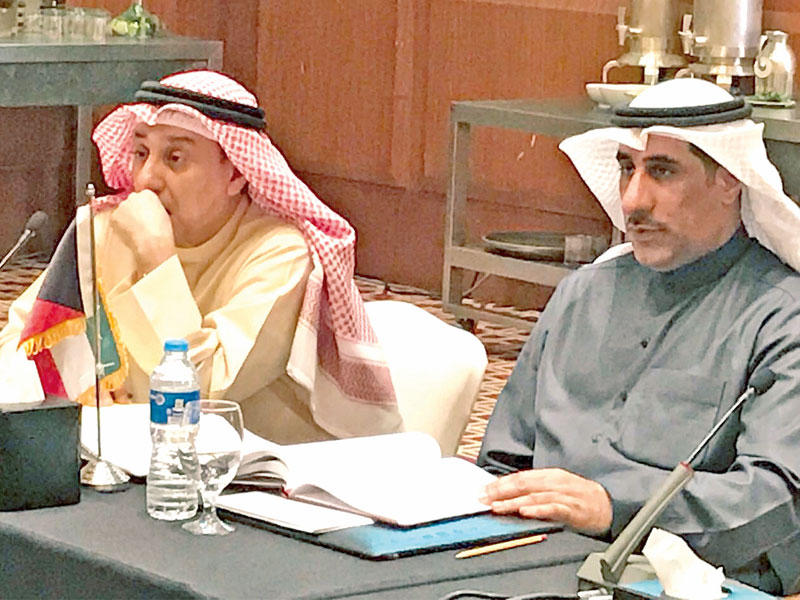 عضو المجلس الأعلى للقضاء رئيس محكمة الاستئناف المستشار محمد بن ناجي ومراقب محكمة الوزراء علي مال الله  خلال الاجتماع